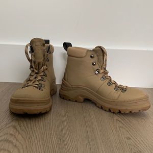 THESUS - The Weekend boot in beige